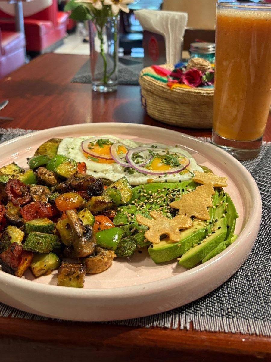 Huevos Gran Familia con nopal y verduras asadas en restaurante SLP